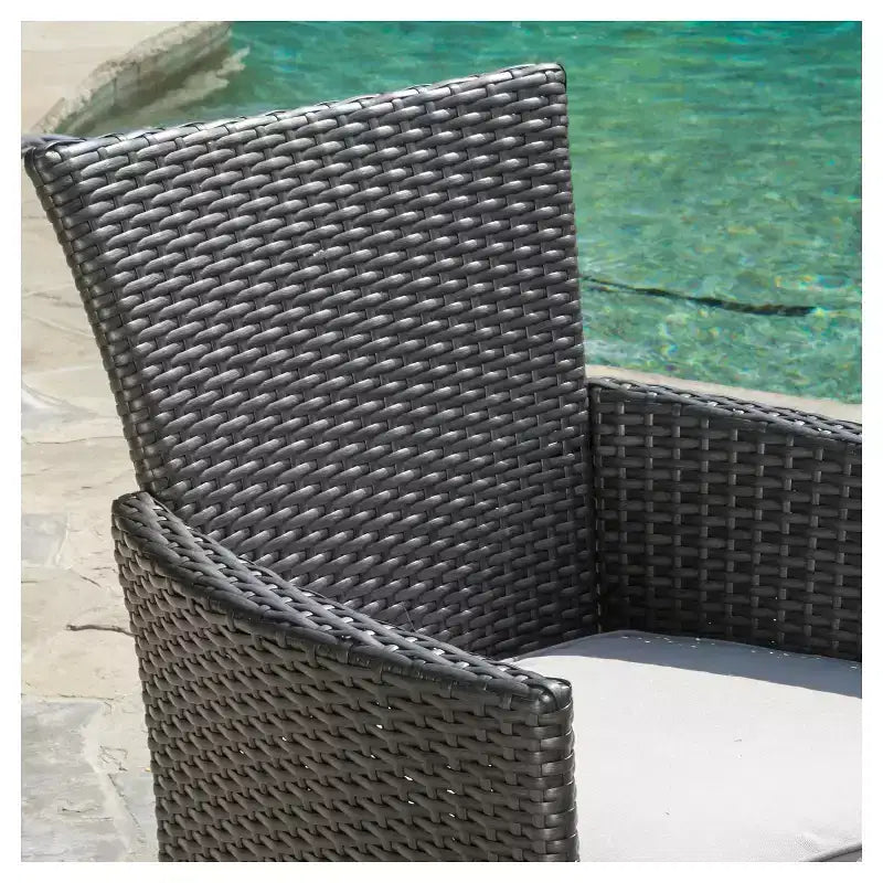 Christopher Knight Home Malta Set di 4 sedie da pranzo da patio in vimini con cuscini grigi