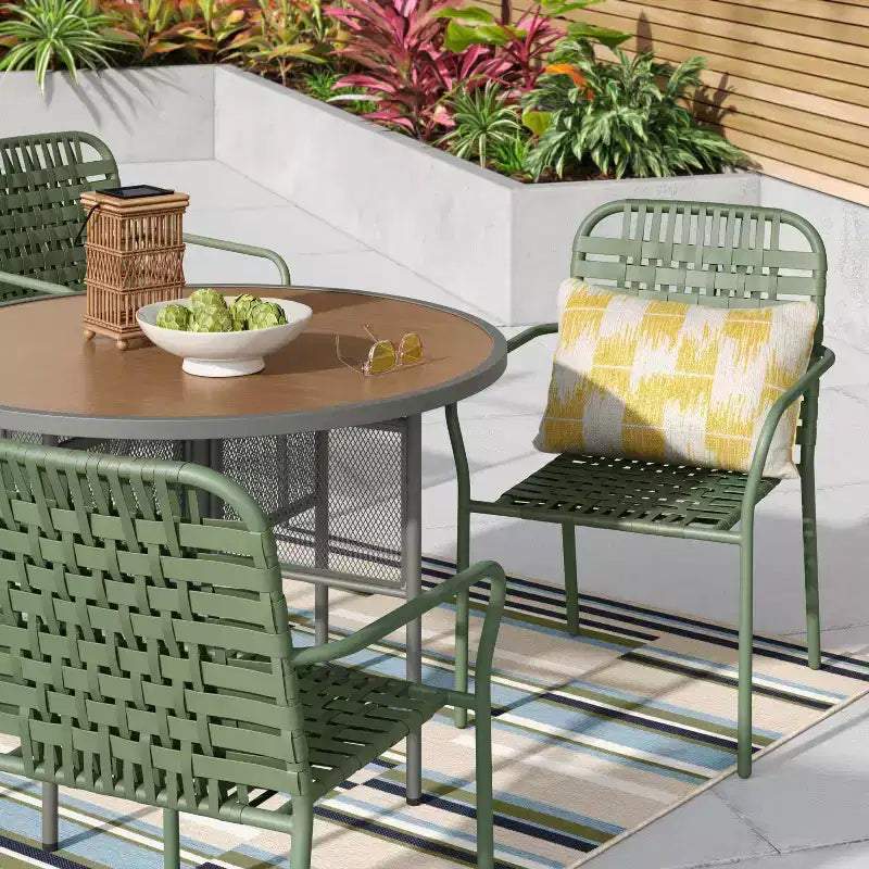 Sedia impilabile da esterno con braccioli in tessuto a trama aperta per patio, colore verde - Threshold™