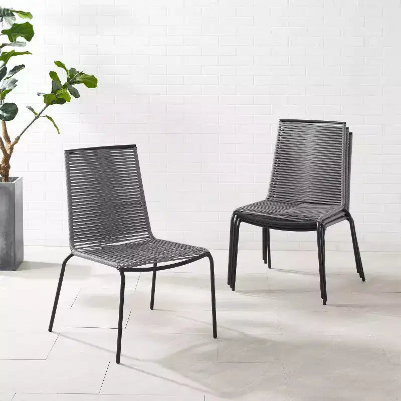 Fenton, set da 4 sedie impilabili da esterno in vimini - Grigio - Crosley: Resina, verniciate a polvere, resistenti ai raggi UV e alle intemperie, capacità 113 kg