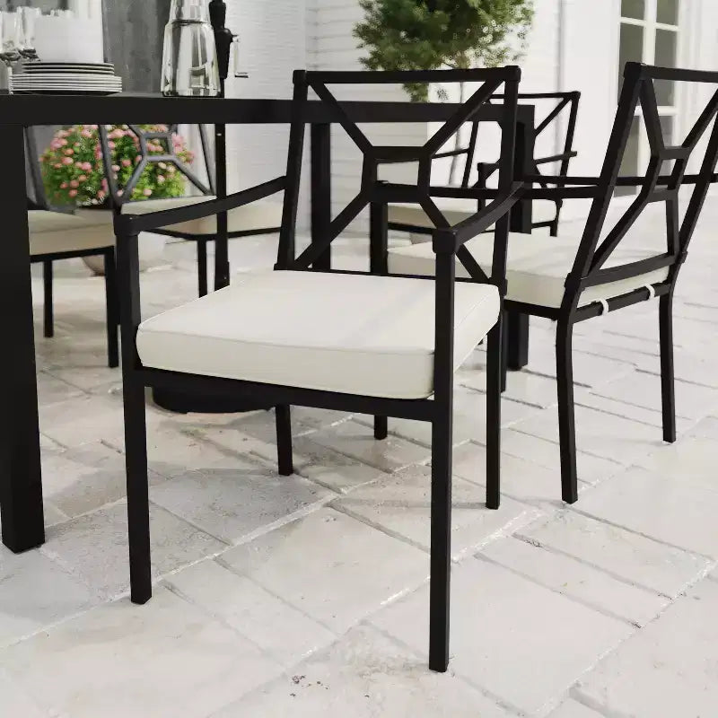 Set da 2 poltroncine impilabili Martha Stewart Lily Pond per sala da pranzo su patio, da interno-esterno, con telai in acciaio neri e cuscini color crema per tutte le stagioni