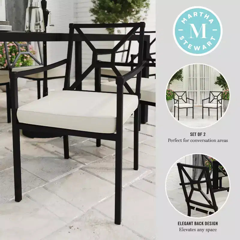 Set da 2 poltroncine impilabili Martha Stewart Lily Pond per sala da pranzo su patio, da interno-esterno, con telai in acciaio neri e cuscini color crema per tutte le stagioni
