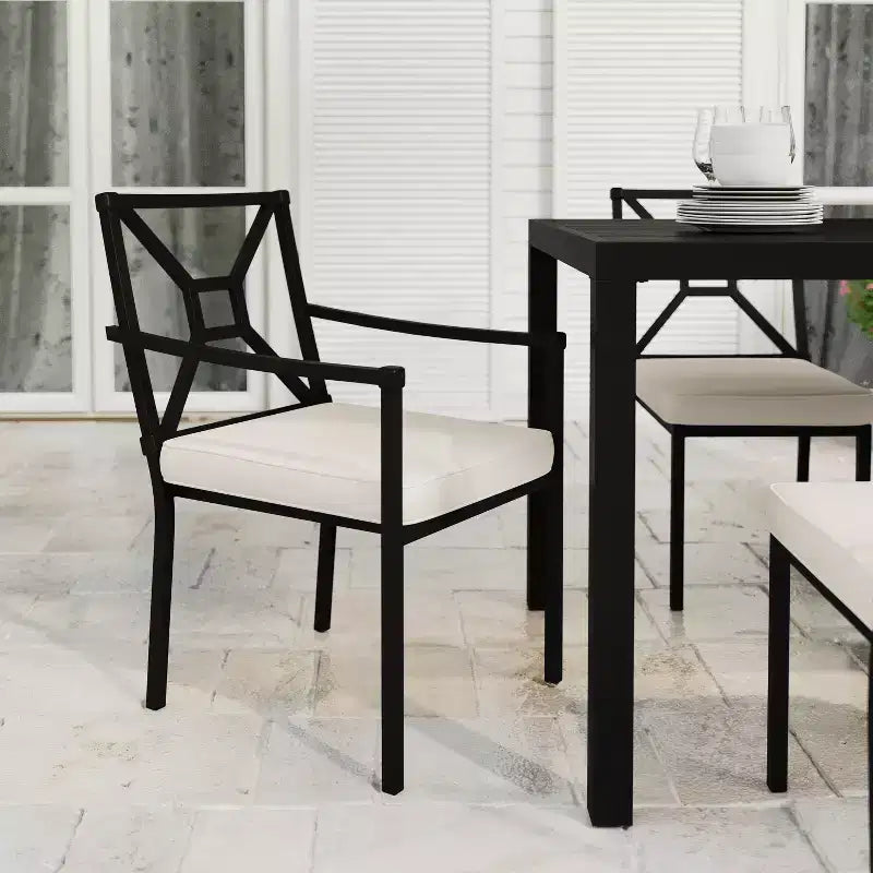 Set da 2 poltroncine impilabili Martha Stewart Lily Pond per sala da pranzo su patio, da interno-esterno, con telai in acciaio neri e cuscini color crema per tutte le stagioni