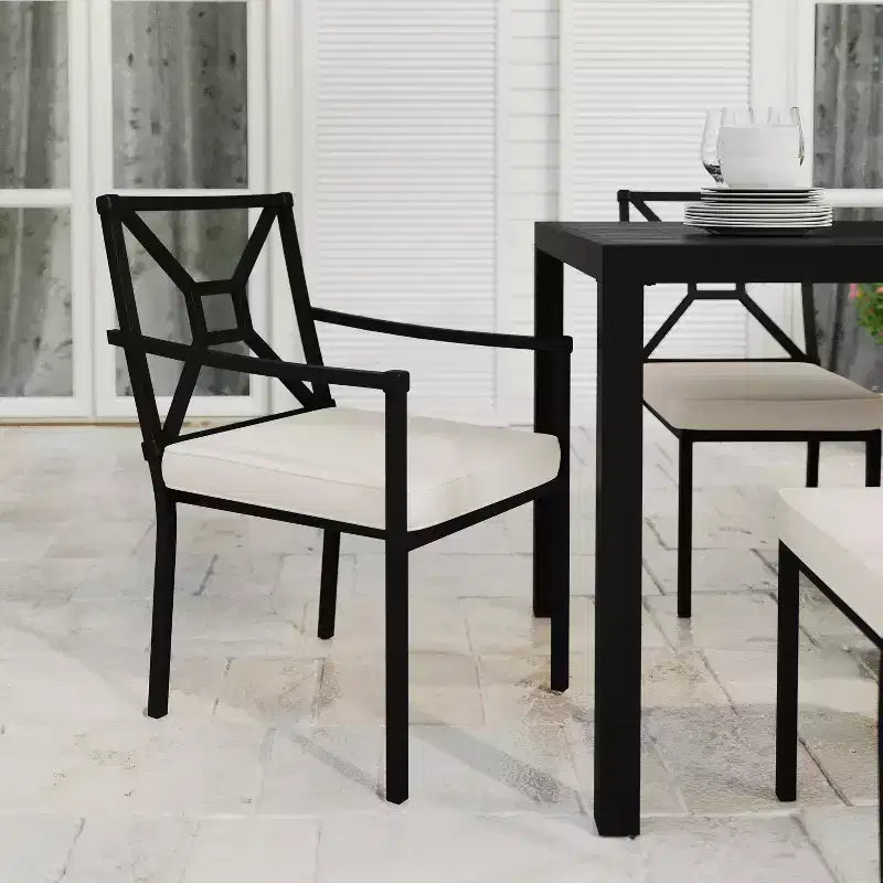 Set da 2 poltroncine impilabili Martha Stewart Lily Pond per sala da pranzo su patio, da interno-esterno, con telai in acciaio neri e cuscini color crema per tutte le stagioni