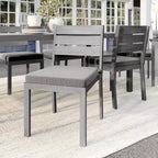 Set di 2 sedie da pranzo impilabili Martha Stewart Bedford per interni-esterni con finitura in alluminio spazzolato effetto legno e cuscini per tutte le stagioni