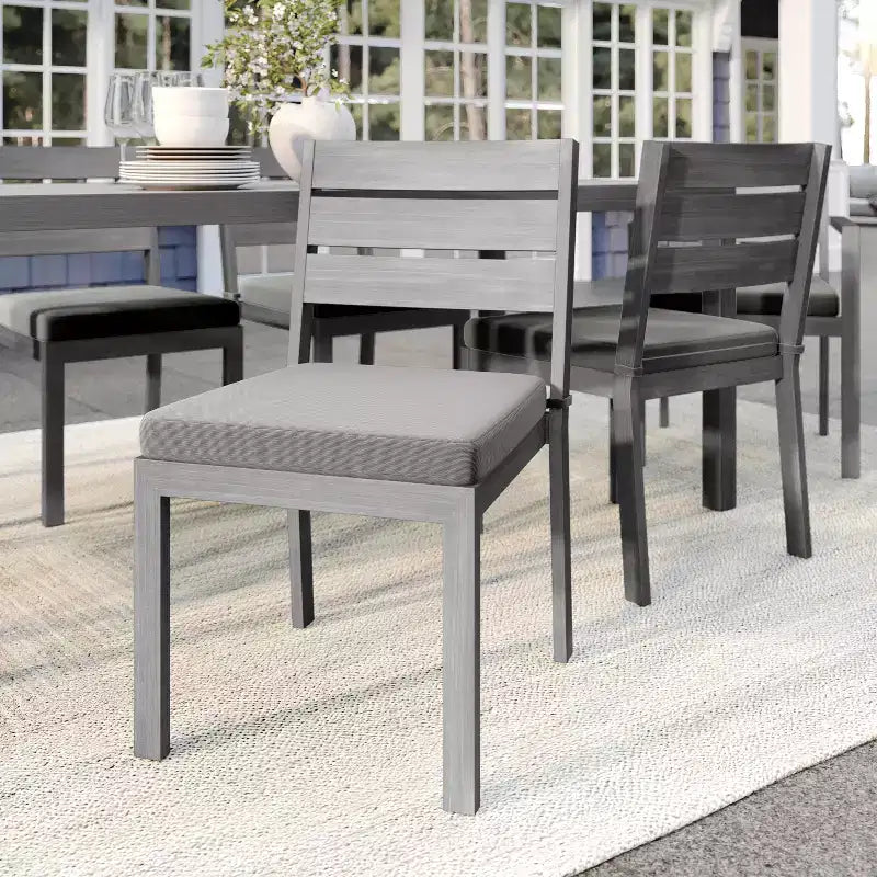 Set di 2 sedie da pranzo impilabili Martha Stewart Bedford per interni-esterni con finitura in alluminio spazzolato effetto legno e cuscini per tutte le stagioni