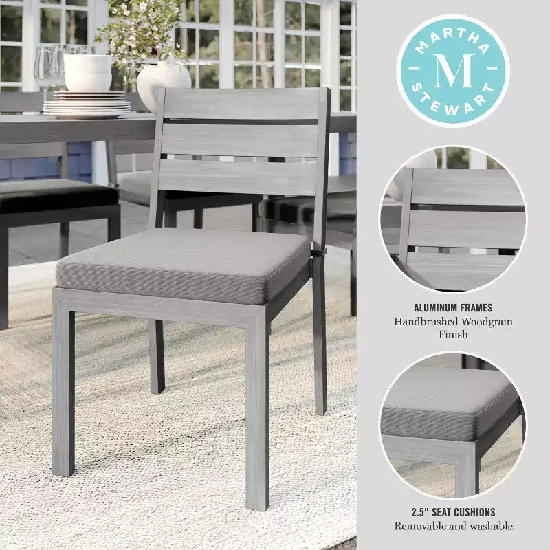 Set di 2 sedie da pranzo impilabili Martha Stewart Bedford per interni-esterni con finitura in alluminio spazzolato effetto legno e cuscini per tutte le stagioni
