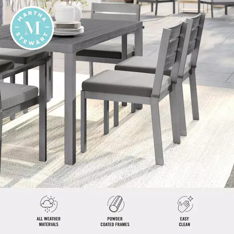 Set di 2 sedie da pranzo impilabili Martha Stewart Bedford per interni-esterni con finitura in alluminio spazzolato effetto legno e cuscini per tutte le stagioni