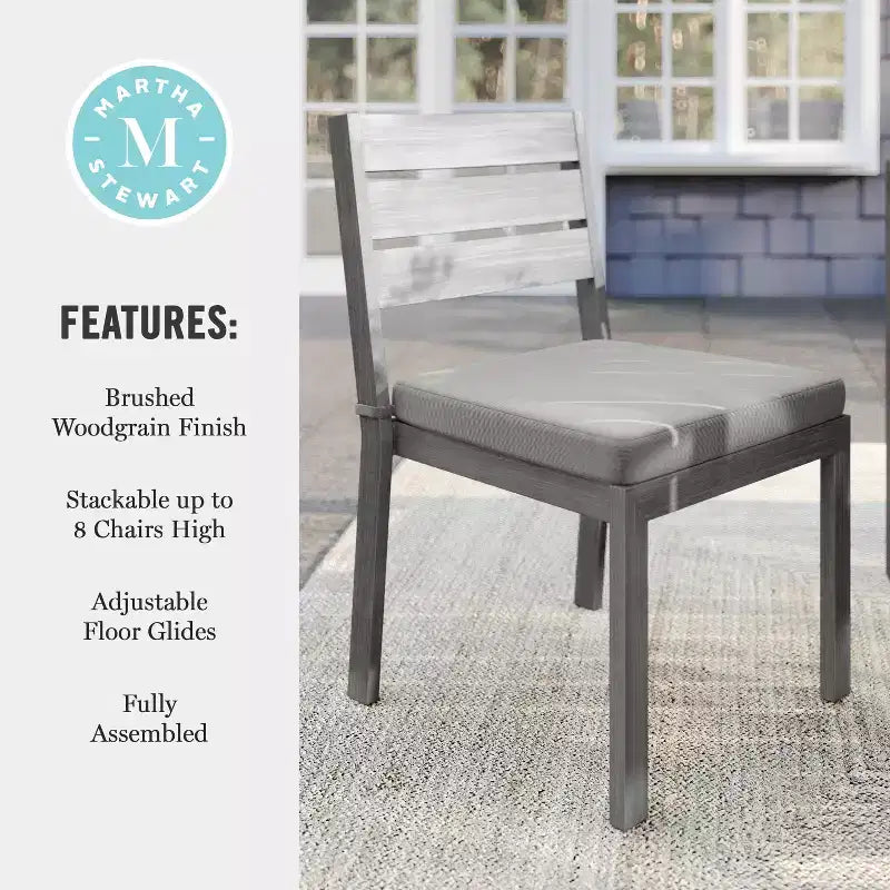 Set di 2 sedie da pranzo impilabili Martha Stewart Bedford per interni-esterni con finitura in alluminio spazzolato effetto legno e cuscini per tutte le stagioni