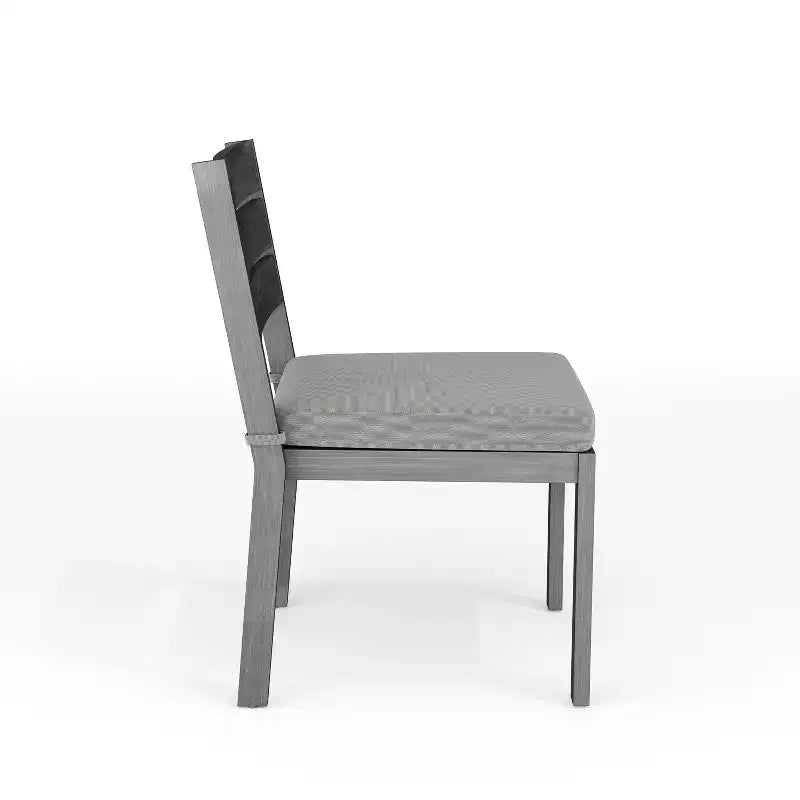 Set di 2 sedie da pranzo impilabili Martha Stewart Bedford per interni-esterni con finitura in alluminio spazzolato effetto legno e cuscini per tutte le stagioni