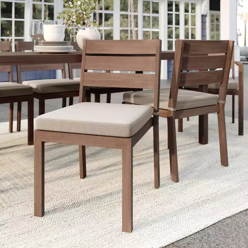 Set di 2 sedie da pranzo impilabili Martha Stewart Bedford per interni-esterni con finitura in alluminio spazzolato effetto legno e cuscini per tutte le stagioni