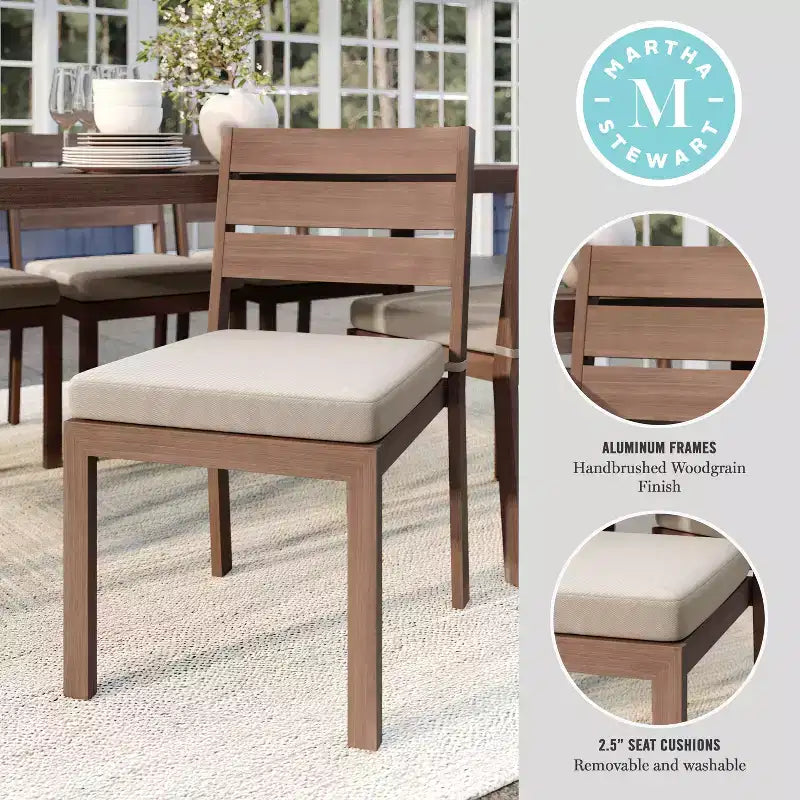 Set di 2 sedie da pranzo impilabili Martha Stewart Bedford per interni-esterni con finitura in alluminio spazzolato effetto legno e cuscini per tutte le stagioni