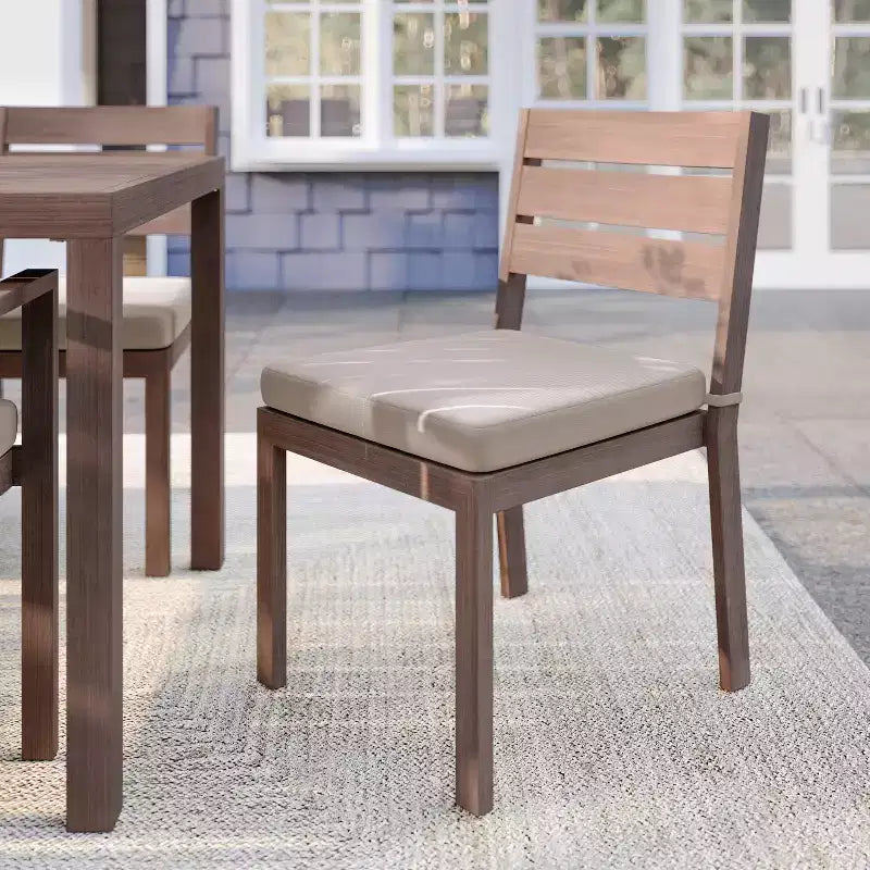 Set di 2 sedie da pranzo impilabili Martha Stewart Bedford per interni-esterni con finitura in alluminio spazzolato effetto legno e cuscini per tutte le stagioni
