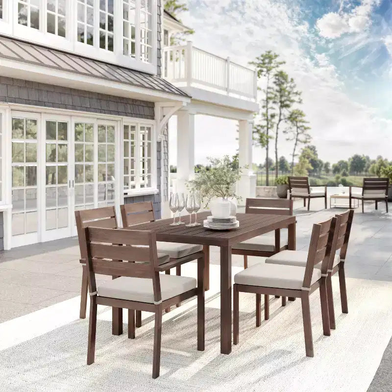 Set di 2 sedie da pranzo impilabili Martha Stewart Bedford per interni-esterni con finitura in alluminio spazzolato effetto legno e cuscini per tutte le stagioni