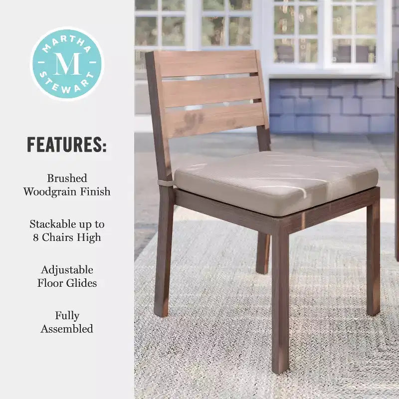 Set di 2 sedie da pranzo impilabili Martha Stewart Bedford per interni-esterni con finitura in alluminio spazzolato effetto legno e cuscini per tutte le stagioni