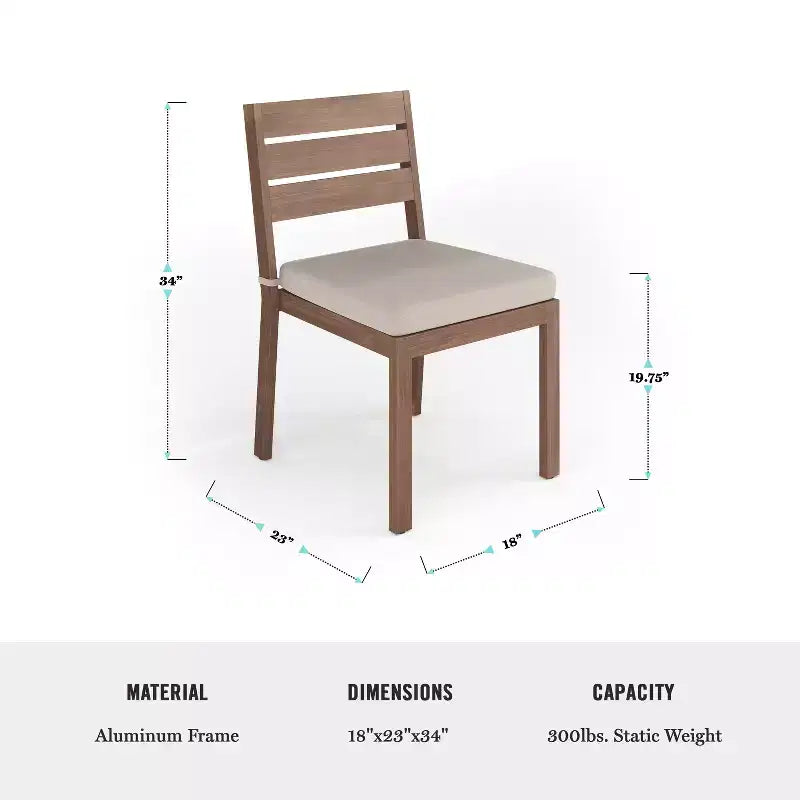Set di 2 sedie da pranzo impilabili Martha Stewart Bedford per interni-esterni con finitura in alluminio spazzolato effetto legno e cuscini per tutte le stagioni