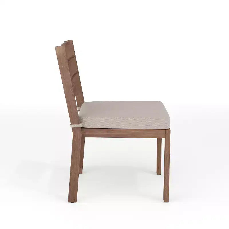 Set di 2 sedie da pranzo impilabili Martha Stewart Bedford per interni-esterni con finitura in alluminio spazzolato effetto legno e cuscini per tutte le stagioni