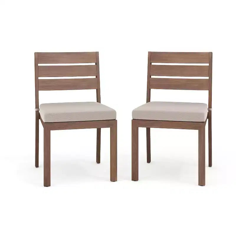 Set di 2 sedie da pranzo impilabili Martha Stewart Bedford per interni-esterni con finitura in alluminio spazzolato effetto legno e cuscini per tutte le stagioni
