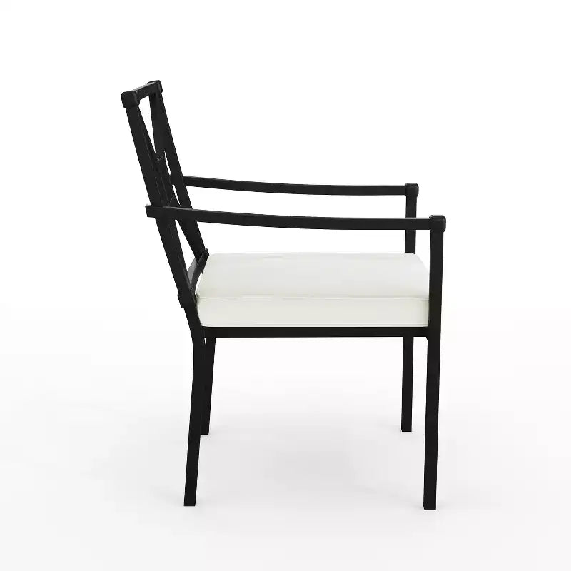 Sedia da pranzo impilabile per patio da interni ed esterni Martha Stewart Lily Pond con braccioli, telaio in acciaio nero e cuscino in crema per tutte le stagioni