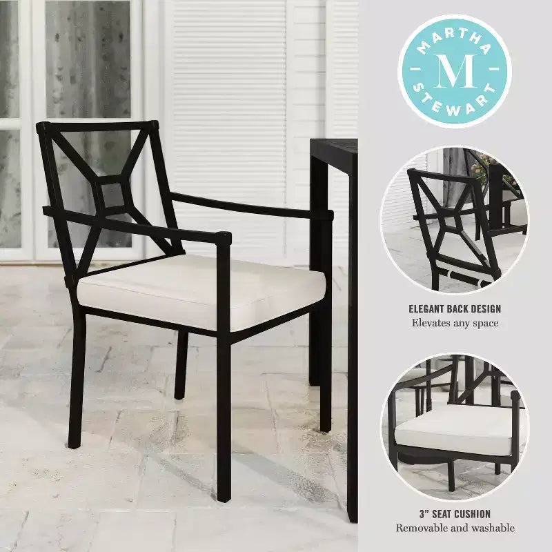 Sedia da pranzo impilabile per patio da interni ed esterni Martha Stewart Lily Pond con braccioli, telaio in acciaio nero e cuscino in crema per tutte le stagioni
