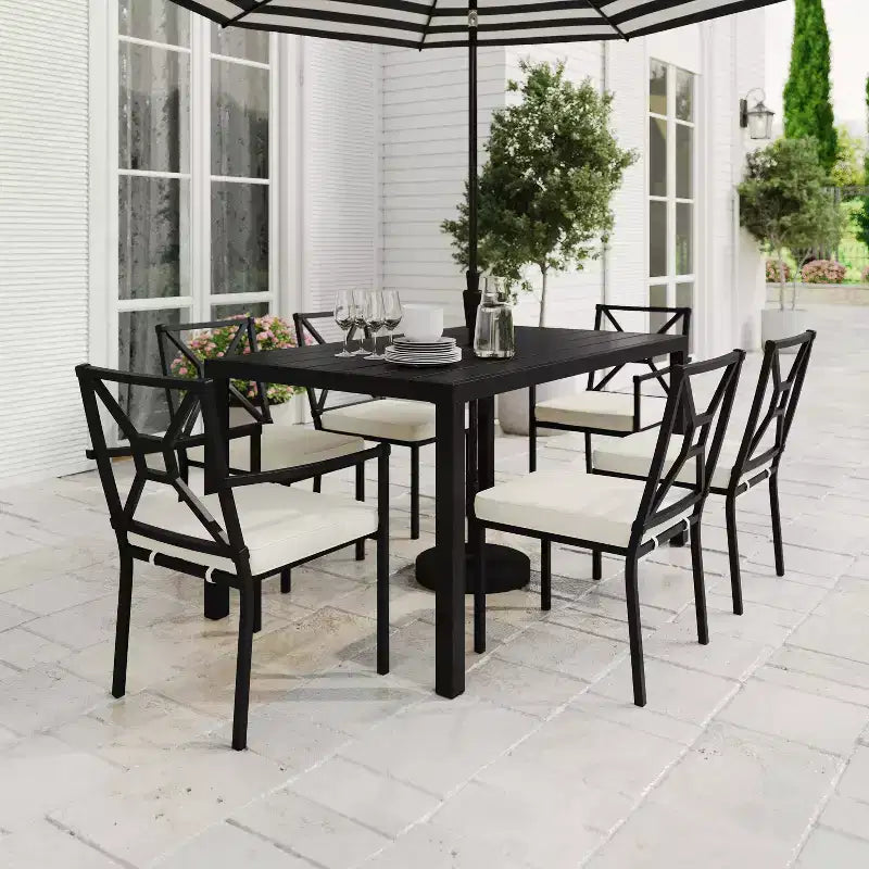 Sedia da pranzo impilabile per patio da interni ed esterni Martha Stewart Lily Pond con braccioli, telaio in acciaio nero e cuscino in crema per tutte le stagioni