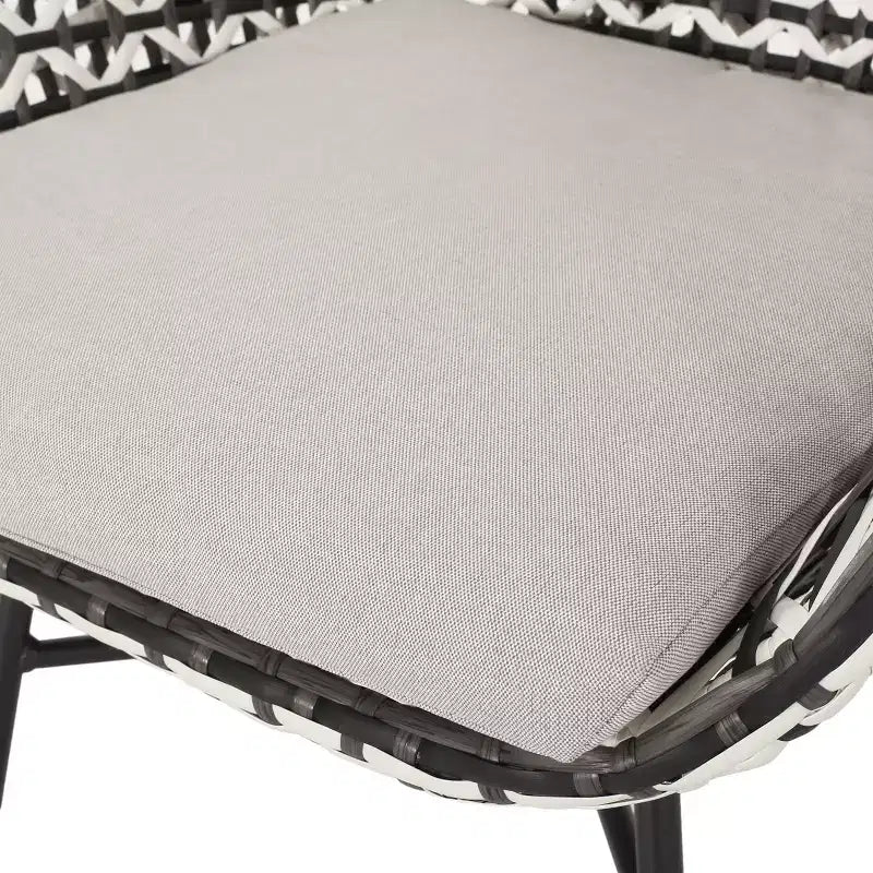 GDFStudio Hardaway Sedie da pranzo da esterno in vimini e ferro con cuscino (set da 2)
