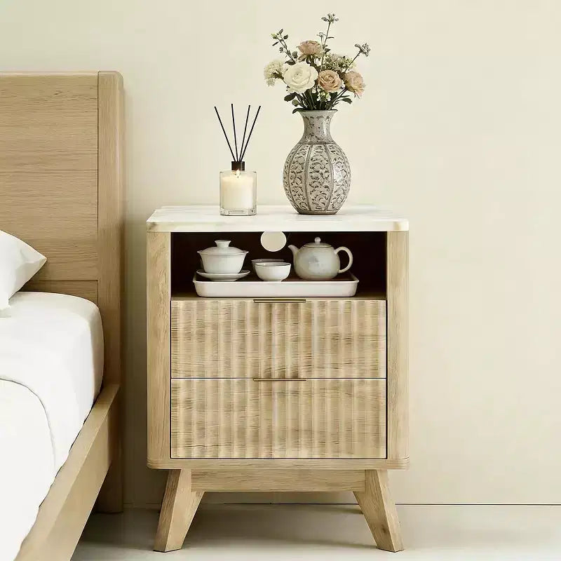 Comodino moderno con stazione di ricarica | Tavolino piccolo da 18" con piano effetto marmo e 2 cassetti | Comodino per camera da letto e soggiorno con finitura rovere