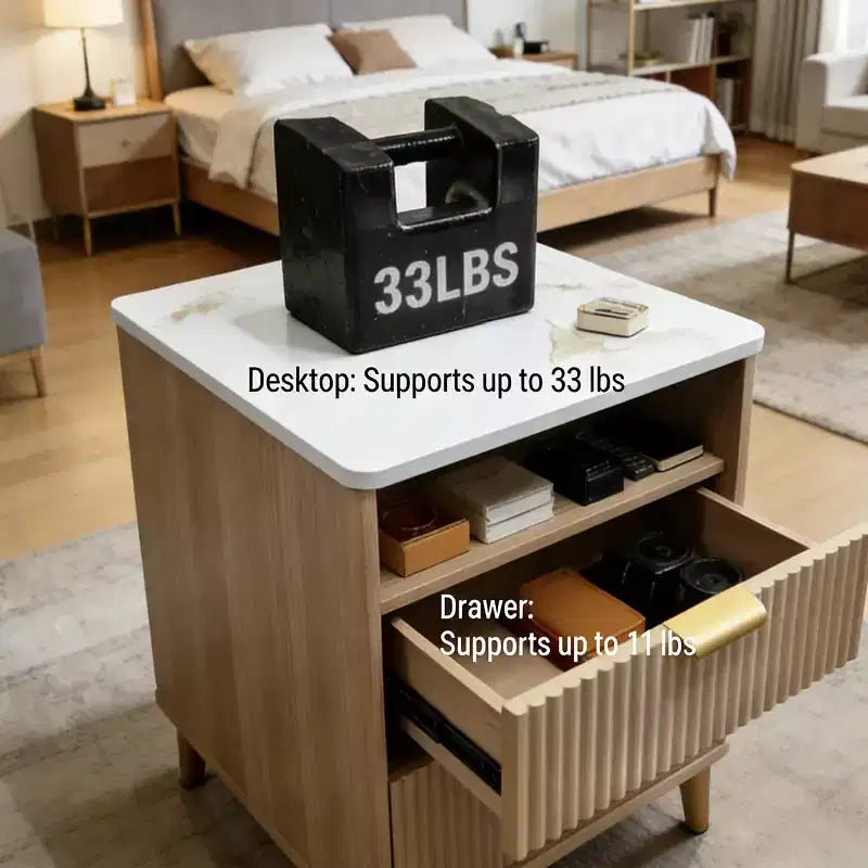 Comodino moderno con stazione di ricarica | Tavolino piccolo da 18" con piano effetto marmo e 2 cassetti | Comodino per camera da letto e soggiorno con finitura rovere