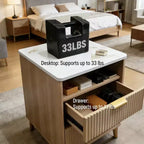 Comodino moderno con stazione di ricarica | Tavolino piccolo da 18" con piano effetto marmo e 2 cassetti | Comodino per camera da letto e soggiorno con finitura rovere