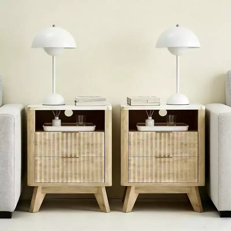 Comodino moderno con stazione di ricarica | Tavolino piccolo da 18" con piano effetto marmo e 2 cassetti | Comodino per camera da letto e soggiorno con finitura rovere