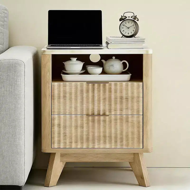 Comodino moderno con stazione di ricarica | Tavolino piccolo da 18" con piano effetto marmo e 2 cassetti | Comodino per camera da letto e soggiorno con finitura rovere
