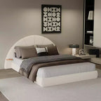 Struttura letto imbottita Boucle ad arco beige con comodino integrato, texture morbida e design stabile a pavimento per camere da letto eleganti, Queen