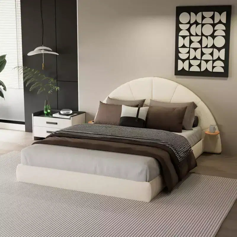 Struttura letto imbottita Boucle ad arco beige con comodino integrato, texture morbida e design stabile a pavimento per camere da letto eleganti, Queen