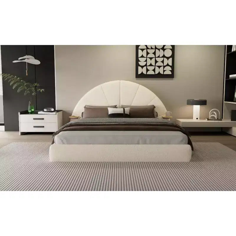 Struttura letto imbottita Boucle ad arco beige con comodino integrato, texture morbida e design stabile a pavimento per camere da letto eleganti, Queen