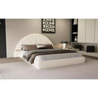 Struttura letto imbottita Boucle ad arco beige con comodino integrato, texture morbida e design stabile a pavimento per camere da letto eleganti, Queen