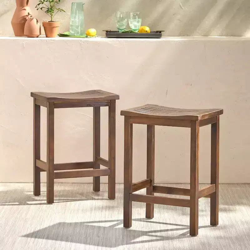 Set di 2 sgabelli da bar ad altezza bancone in legno di acacia, marrone mogano, per cucina o patio esterno