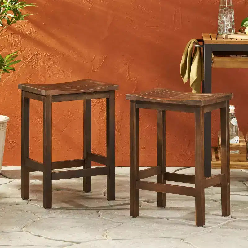 Set di 2 sgabelli da bar ad altezza bancone in legno di acacia, marrone mogano, per cucina o patio esterno