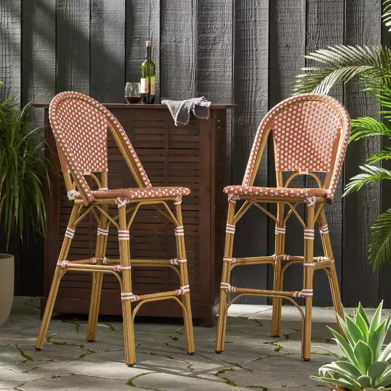 sumyeg Sgabelli da Bar da Esterno Stile Bistro Francese, Set da 2, in Rattan PE con Telaio in Alluminio, Finitura Effetto Bambù, Rosso Ruggine e Bianco