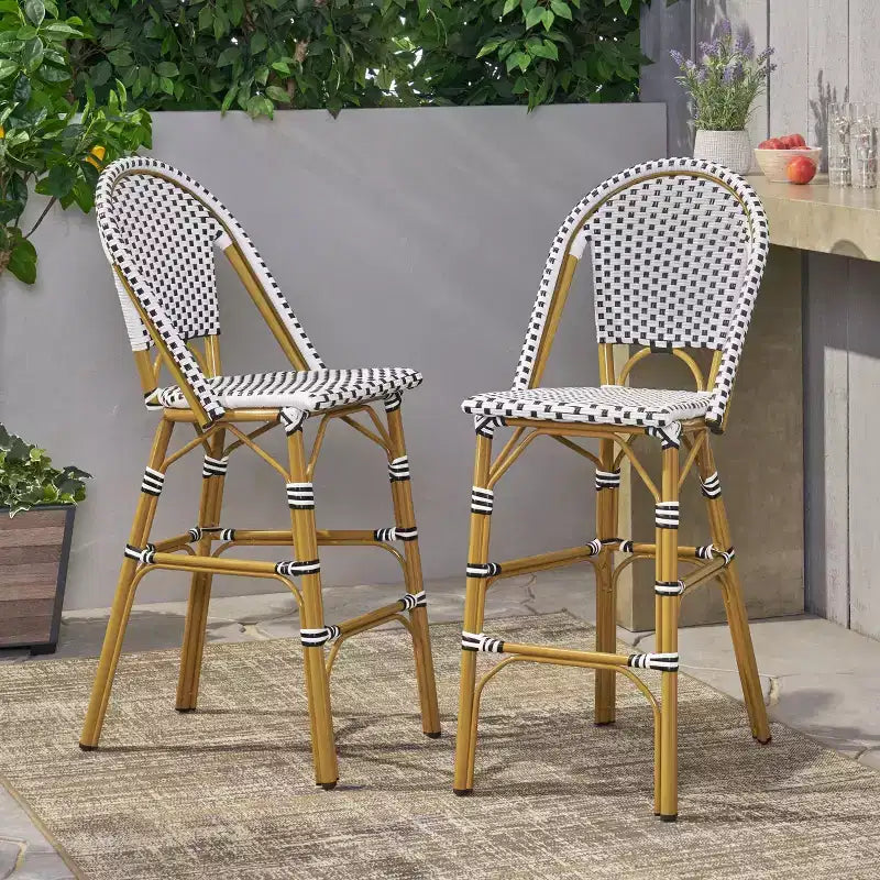 sumyeg Set di 2 sgabelli da bar da esterno 29,5 in stile bistrot francese, in PE rattan intrecciato con telaio in alluminio, finitura effetto bambù, bianco e nero