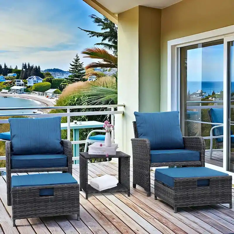 Set da 5 Pezzi da Esterno con Poltrone e Pouf in Wicker e Tavolino