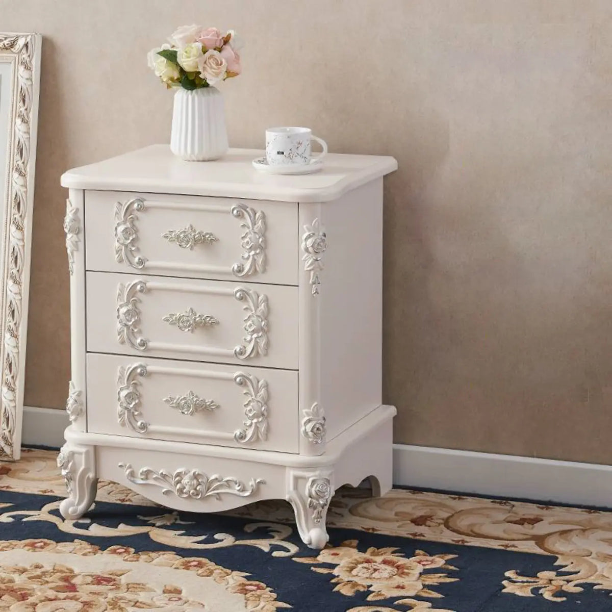 Table de chevet traditionnelle en bois blanc sculpté à 3 tiroirs