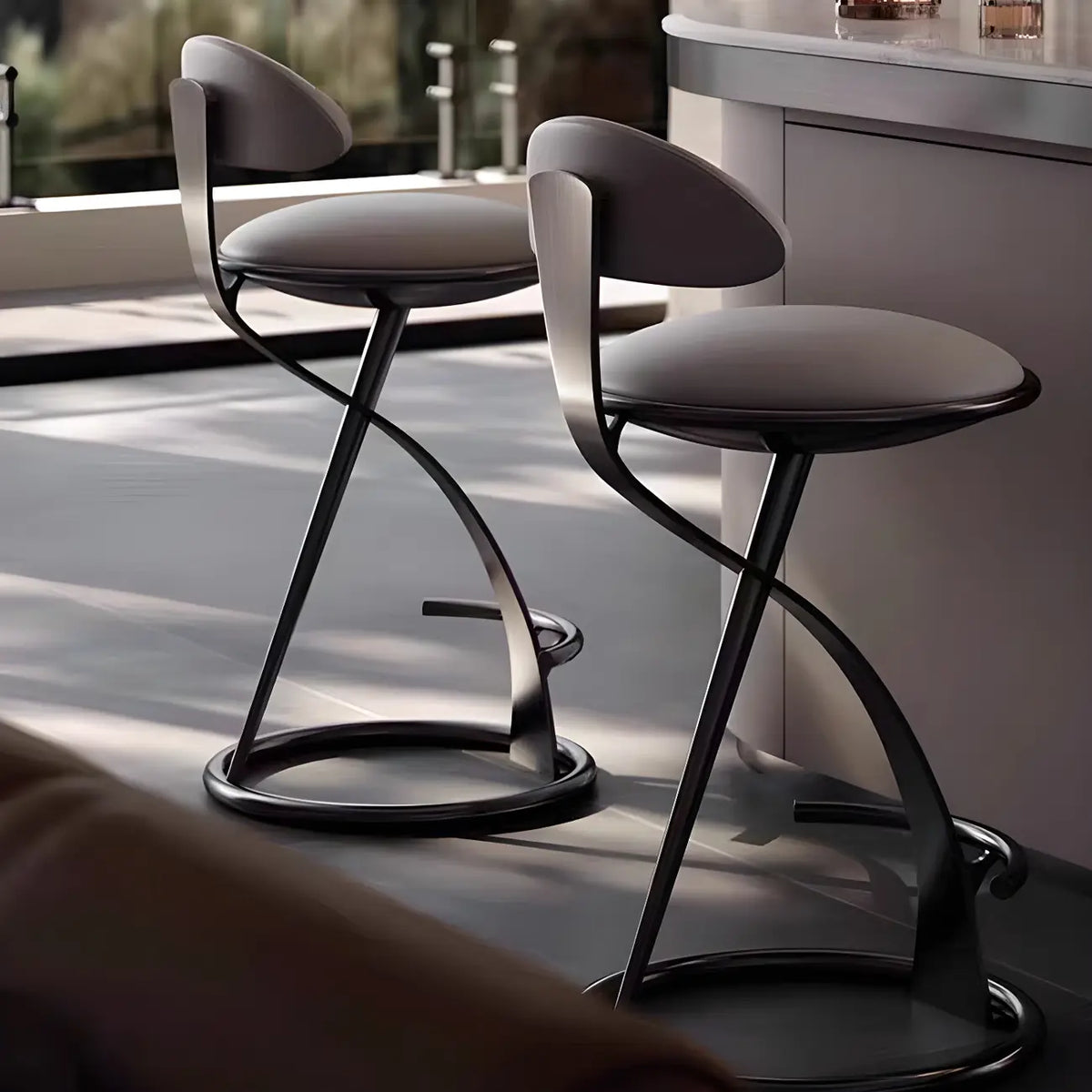 Sgabello da bar in lussuosa pelle beige con elegante struttura in metallo dorato