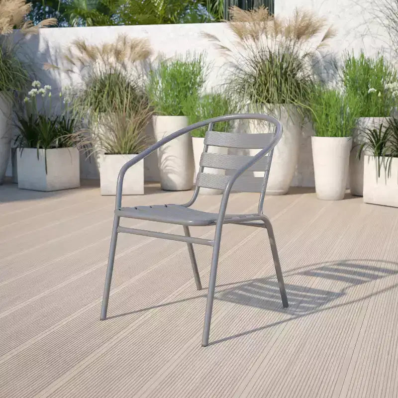 Chaise empilable de restaurant en métal Lila Flash Furniture avec lattes en aluminium
