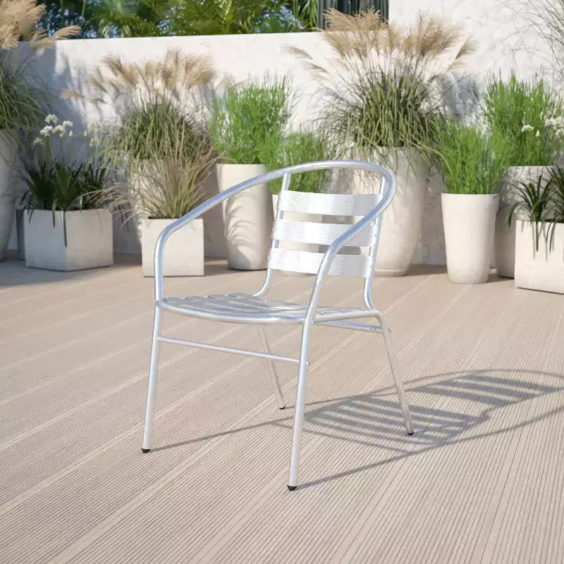 Sedia impilabile da ristorante Flash Furniture Commercial in alluminio per interni ed esterni con schienale a tre listelli e braccioli