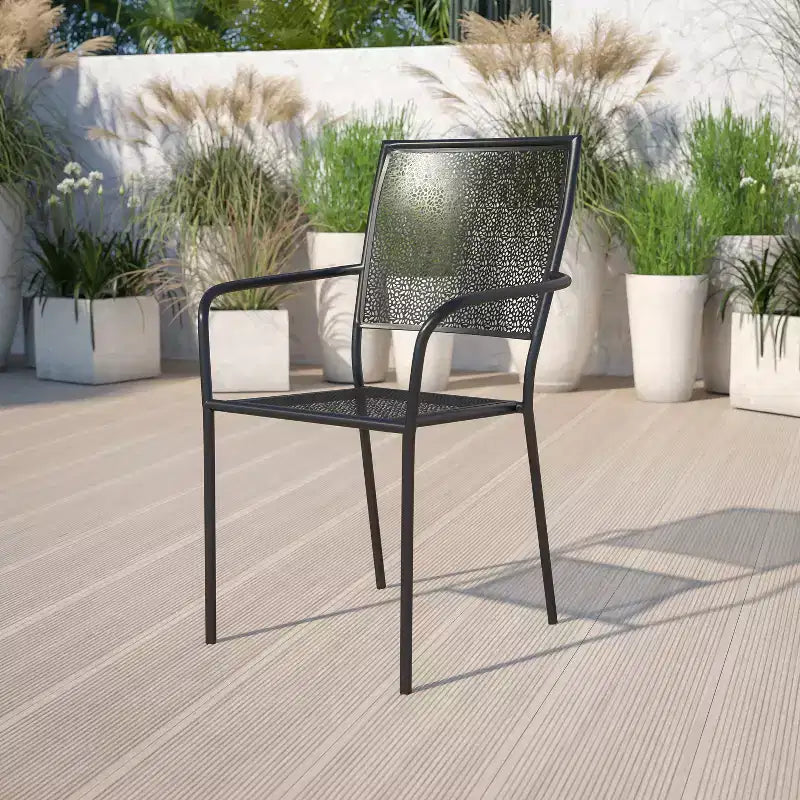 Sedia da braccio da patio Emma and Oliver in metallo colorato di qualità commerciale con schienale quadrato