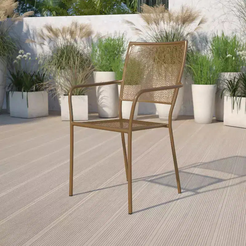 Sedia da braccio da patio Emma and Oliver in metallo colorato di qualità commerciale con schienale quadrato