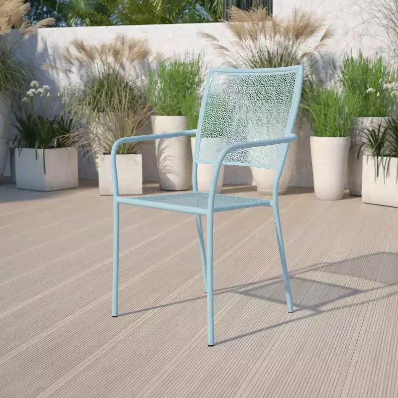 Sedia da braccio da patio Emma and Oliver in metallo colorato di qualità commerciale con schienale quadrato