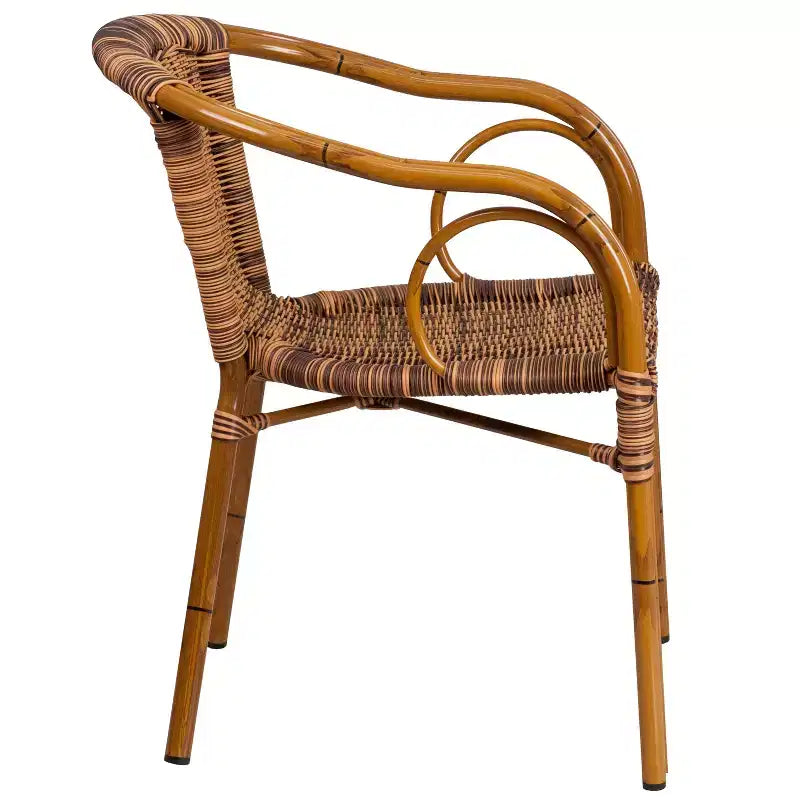 Sedia impilabile da esterni in rattan Merrick Lane serie Esna con telaio in alluminio effetto bambù e braccioli integrati