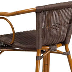 Sedia impilabile da esterni in rattan Merrick Lane serie Esna con telaio in alluminio effetto bambù e braccioli integrati