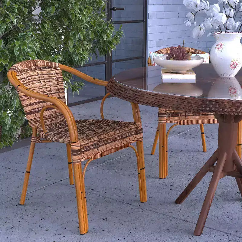Sedia impilabile da esterni in rattan Merrick Lane serie Esna con telaio in alluminio effetto bambù e braccioli integrati