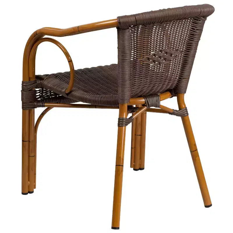 Sedia impilabile da esterni in rattan Merrick Lane serie Esna con telaio in alluminio effetto bambù e braccioli integrati